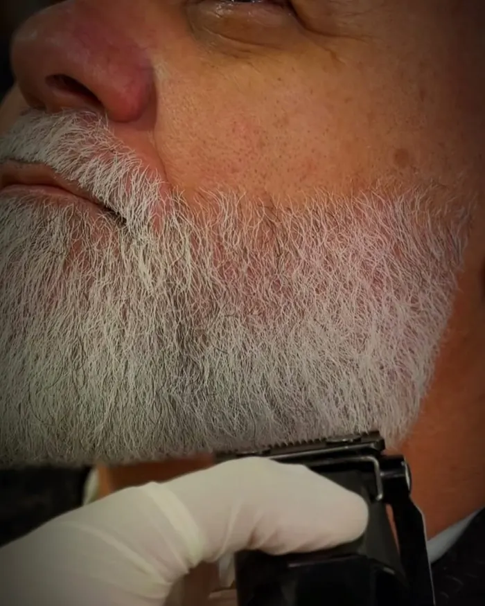 Barba branca sendo aparada