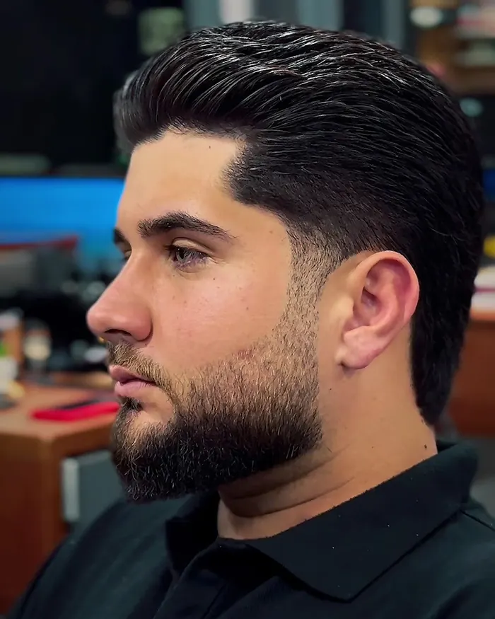 Barba cheia e cabelo penteado