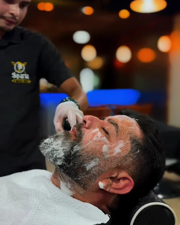 Tratamento de pele com máscara na barba